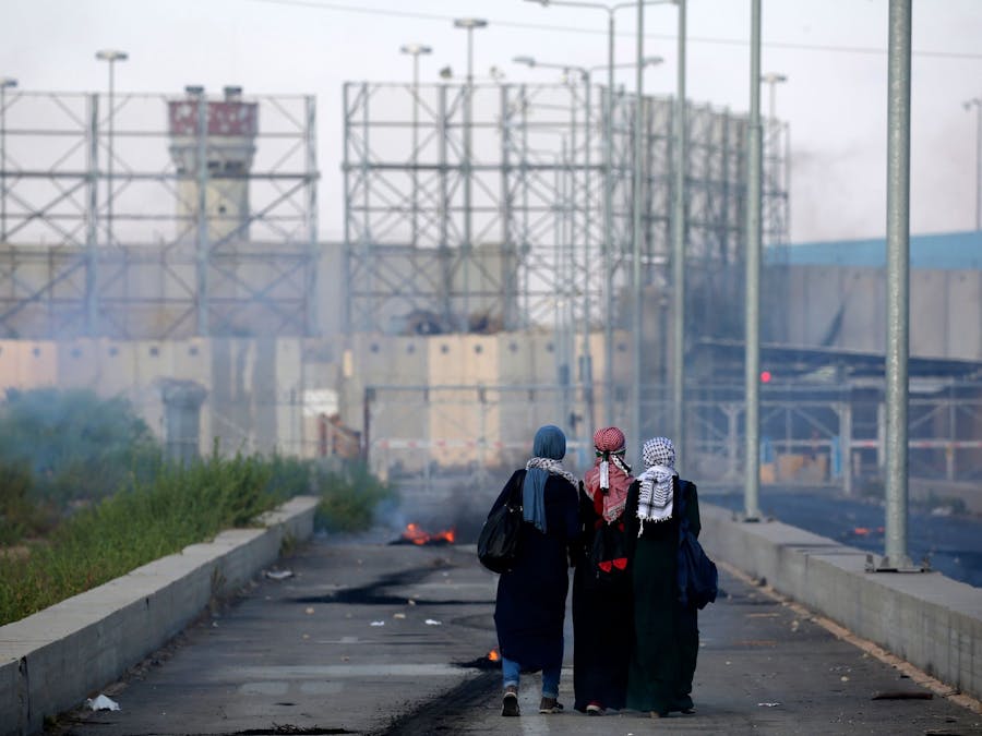 Palestijnse demonstranten lopen naar de enige doorgang tussen Gaza en Israël tijdens een protest in september 2018. Israël is schuldig aan apartheid tegen Palestijnen.