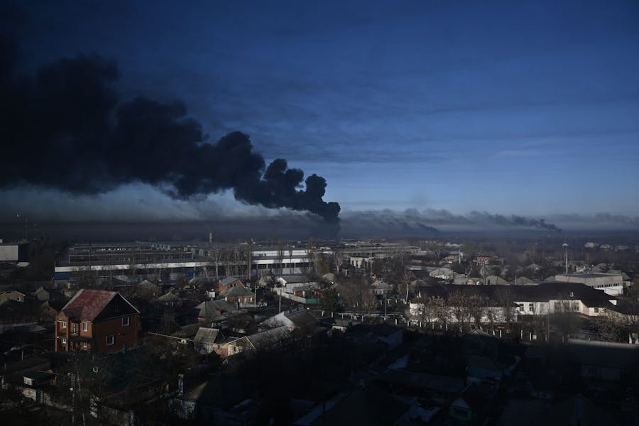 Zwarte rook bij een militair vliegveld nabij de stad Charkov in de Oekraïne, 25 februari 2022