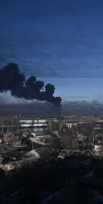 Zwarte rook bij een militair vliegveld nabij de stad Charkov in de Oekraïne, 25 februari 2022
