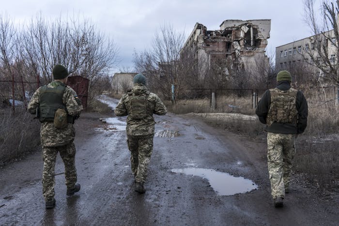 Oekraïense soldaten aan de frontlinie aan de grens met Rusland