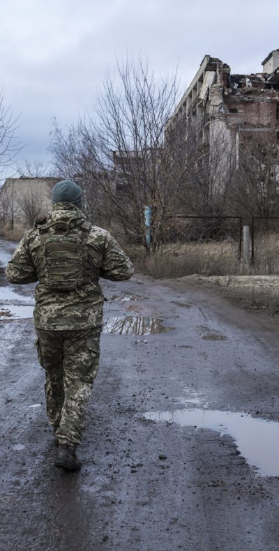 Oekraïense soldaten aan de frontlinie aan de grens met Rusland