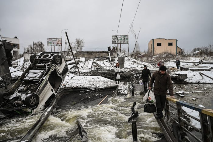 Oekraïners bij een opgeblazen brug ten noorden van Kiev, 1 maart 2022