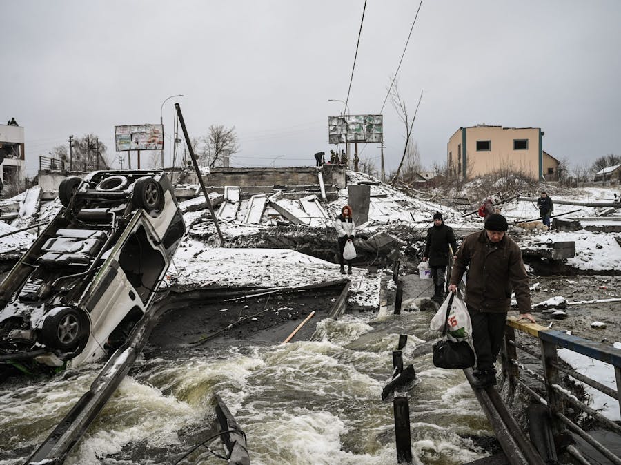 Oekraïners bij een opgeblazen brug ten noorden van Kiev, 1 maart 2022