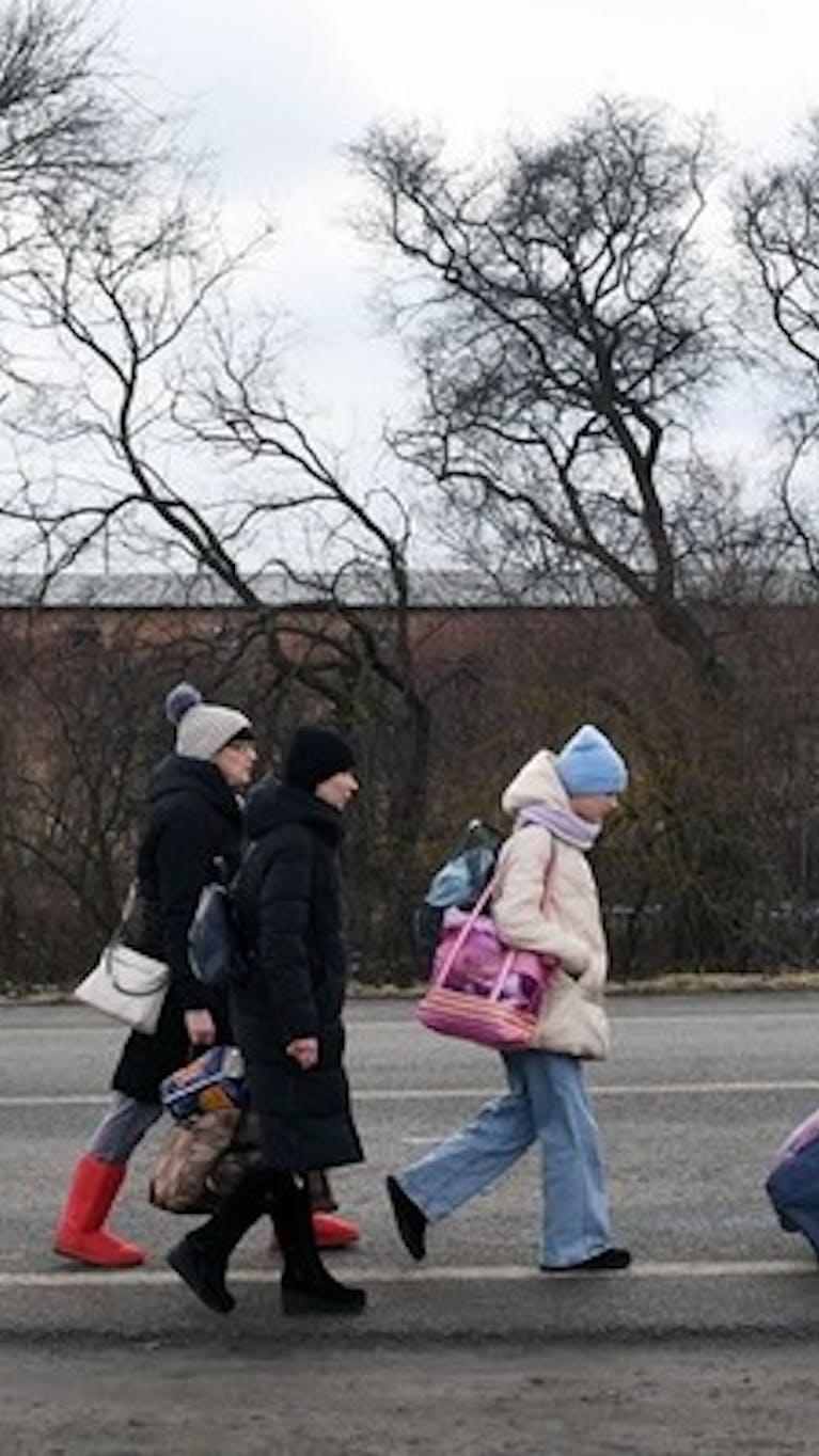 De EU heeft de Tijdelijke beschermingsrichtlijn geactiveerd waardoor mensen die het conflict in Oekraïne ontvluchten, bescherming krijgen in de lidstaten van de Europese Unie.