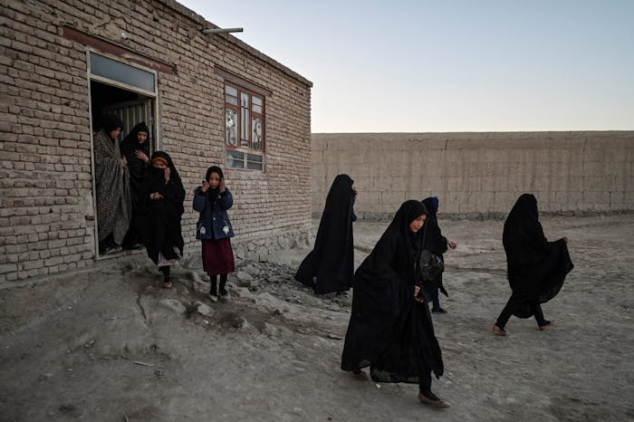 Meisjes verlaten hun middelbare school in de provincie Ghazni in Afghanistan, in 2021.