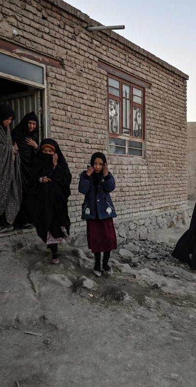 Meisjes verlaten hun middelbare school in de provincie Ghazni in Afghanistan, in 2021.