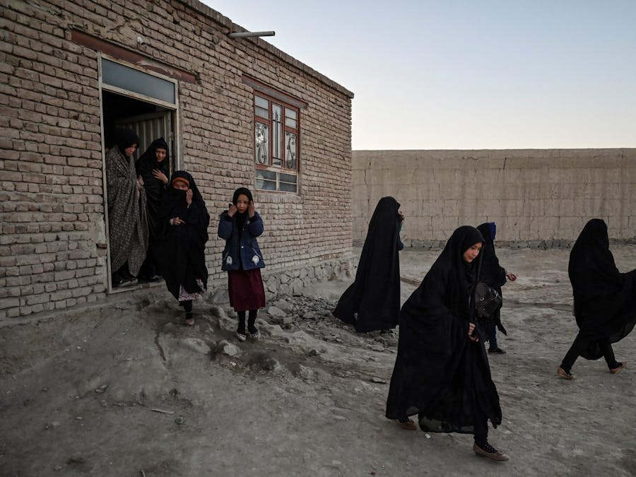 Meisjes verlaten hun middelbare school in de provincie Ghazni in Afghanistan, in 2021.