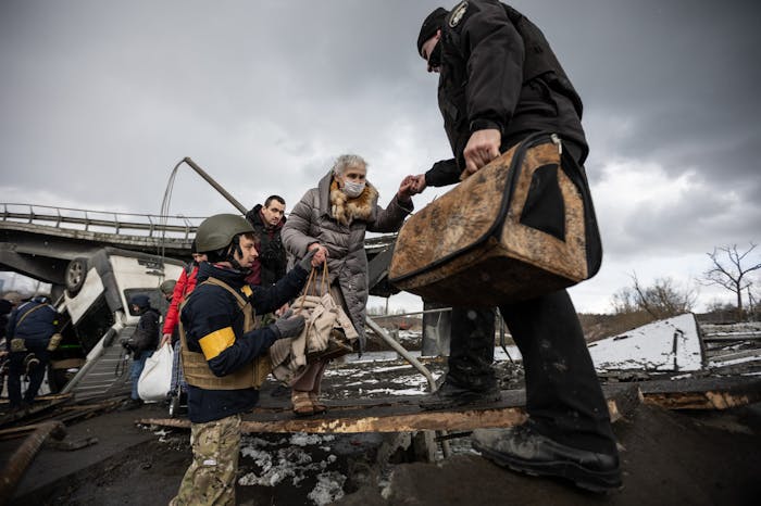 Oekraïense vluchtelingen verlaten Irpin op 8 maart 2022.