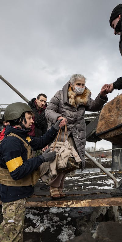 Oekraïense vluchtelingen verlaten Irpin op 8 maart 2022.
