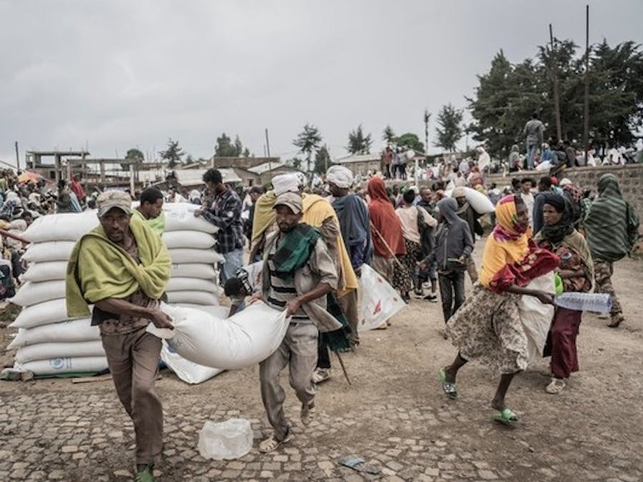 Voedselhulp voor intern ontheemden in Ethiopië in 2021. Nu in Tigra een wapenstilstand overeen is gekomen, kunnen hulpverleners voedsel brengen
