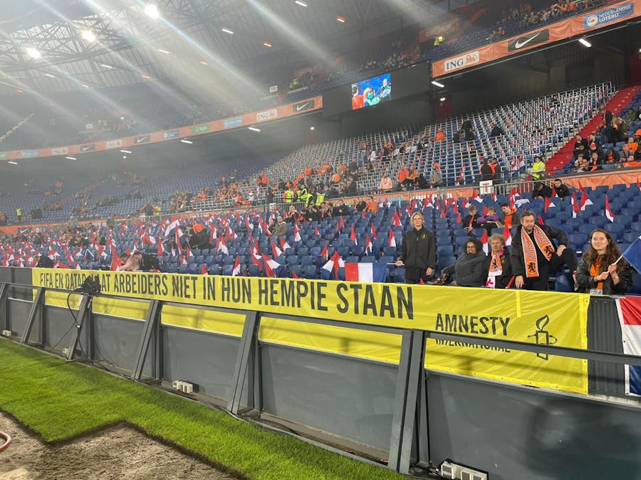 Amnesty Nederland vroeg tijdens de kwalificatiewedstrijden van het Nederrlands elftal aandacht voor de uitbuiting van arbeidsmigranten in Qatar