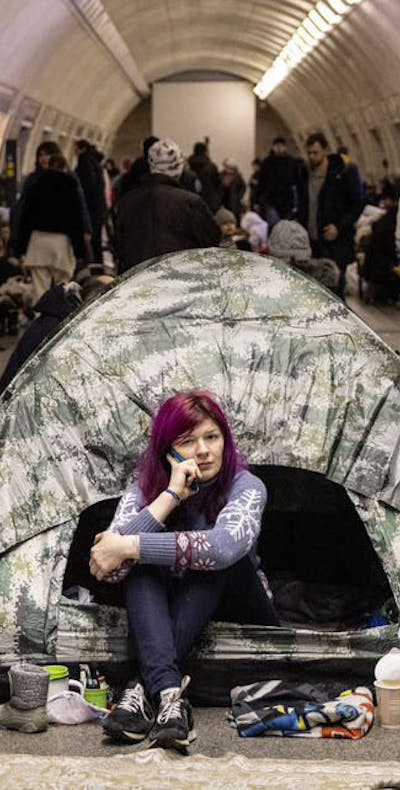 Vrouw schuilt voor Russische aanvallen in Kiev, Oekraïne