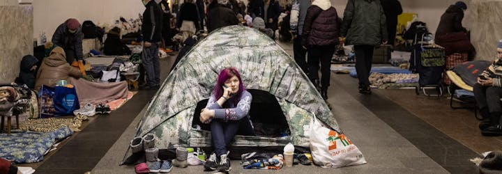 Vrouw schuilt voor Russische aanvallen in Kiev, Oekraïne
