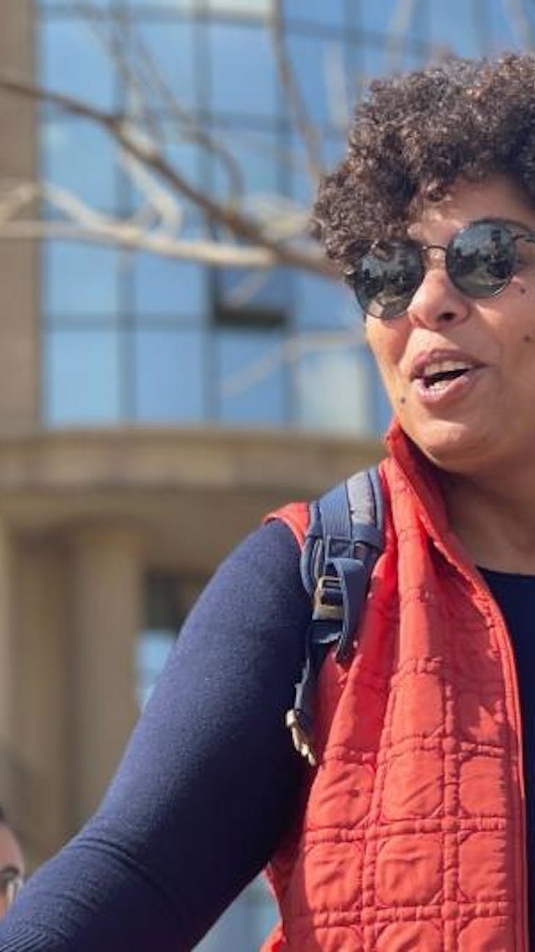 Amnesty International roept de Egyptische autoriteiten op onmiddellijk een einde te make naan de vervolging van Rasha Azab vanwege haar steun voor slachtoffers van seksueel geweld.