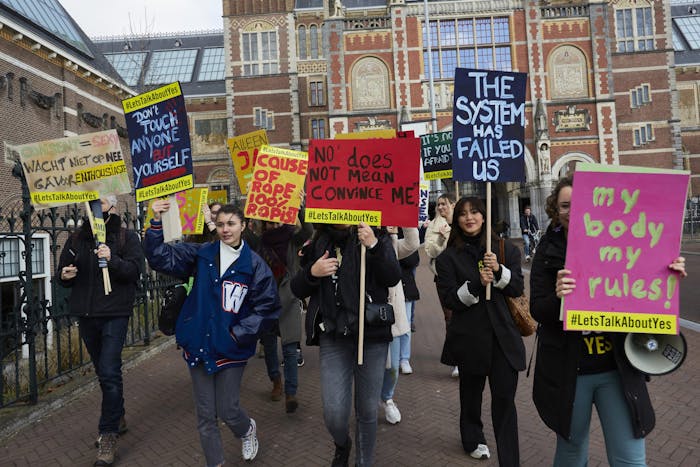 In het kader van internationale vrouwendag ondertekenen vier hoger onderwijsinstellingen het Let’s Talk About YES-manifest van Amnesty