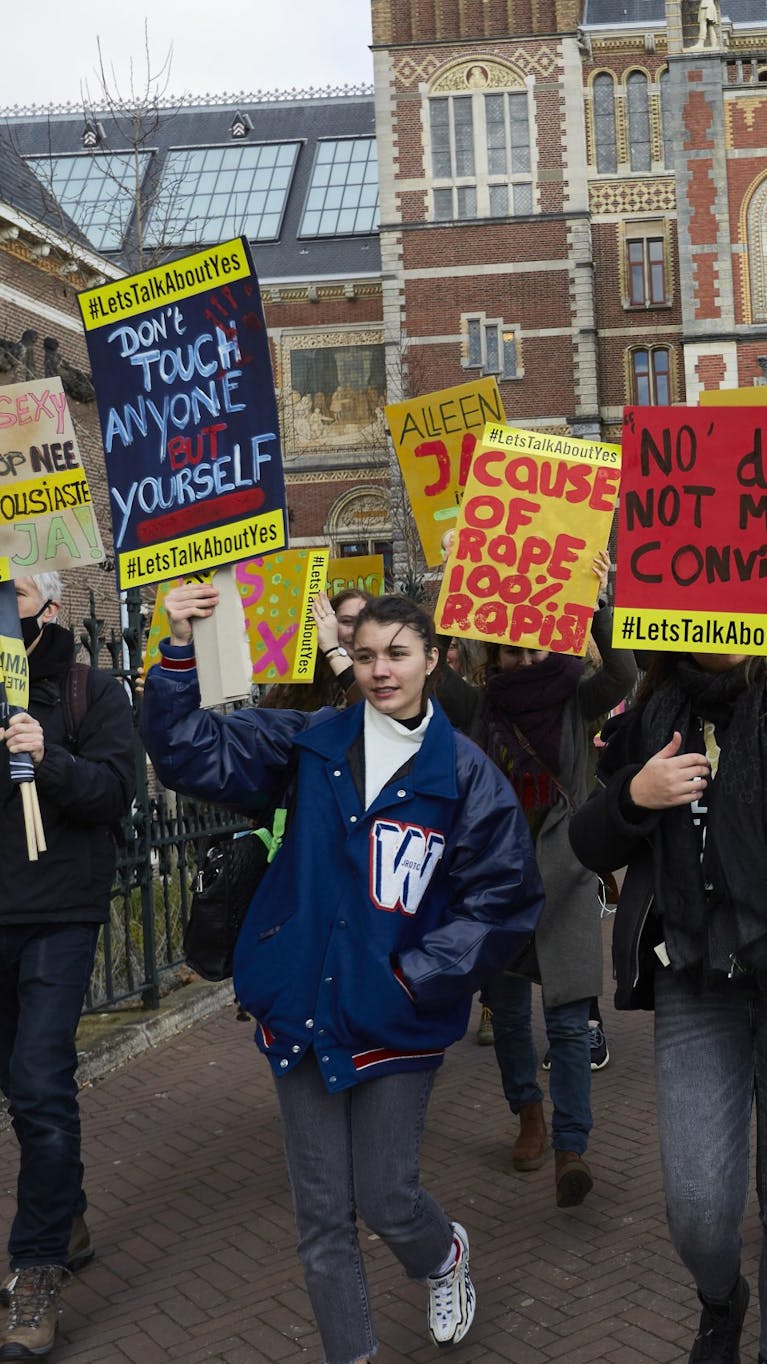 In het kader van internationale vrouwendag ondertekenen vier hoger onderwijsinstellingen het Let’s Talk About YES-manifest van Amnesty