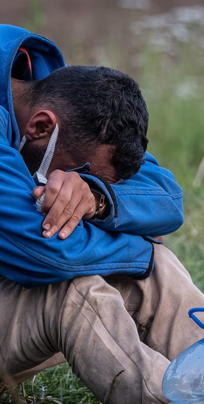 Een uitgeputte Afghaanse asielzoeker, na vele pogingen om de grens tussen Belarus en Polen over te steken.