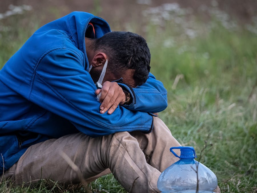 Een uitgeputte Afghaanse asielzoeker, na vele pogingen om de grens tussen Belarus en Polen over te steken.