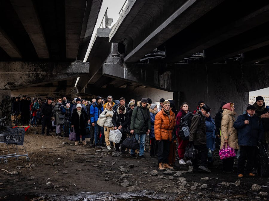 Vluchtelingen onder een verwoeste brug in Irpin, een stad in de buurt van Kyiv.
