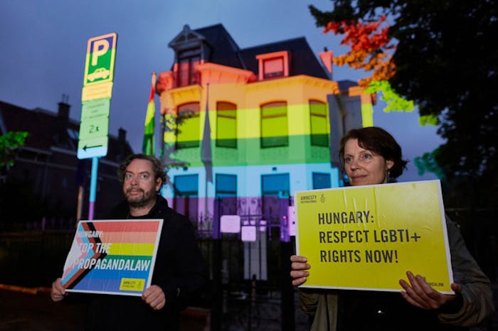 Protestactie bij de Hongaarse ambassade in Den Haag tegen de anti-lhbti-wet