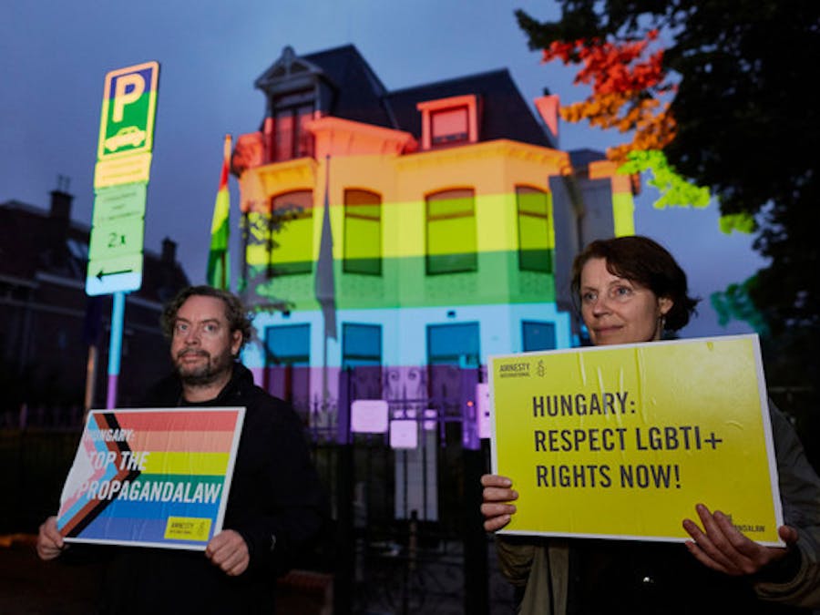 Protestactie bij de Hongaarse ambassade in Den Haag tegen de anti-lhbti-wet