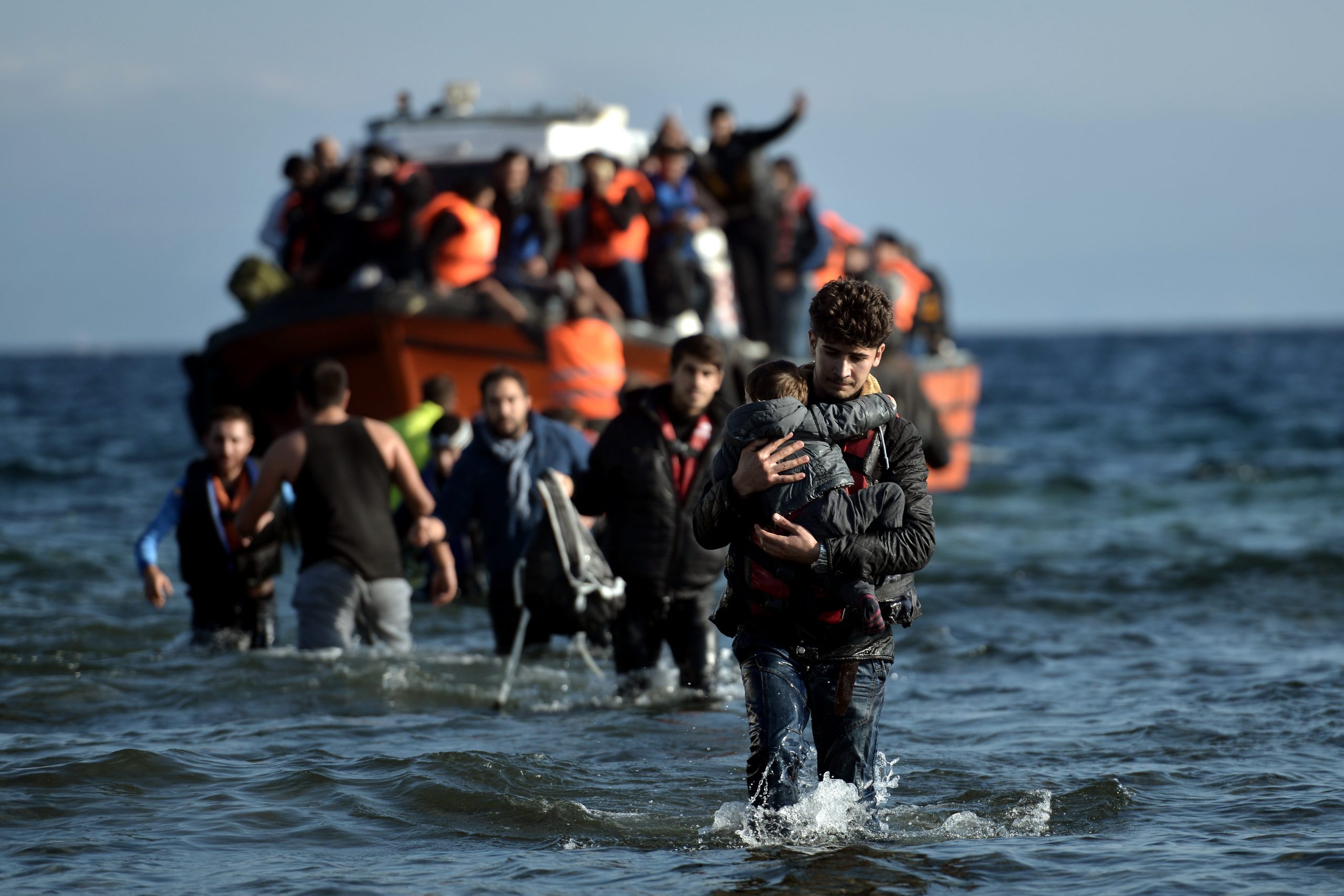 Vluchtelingen en migranten komen op 7 november 2015 aan op het Griekse eiland Lesbos, nadat ze vanuit Turkije de Egeïsche Zee zijn overgestoken.