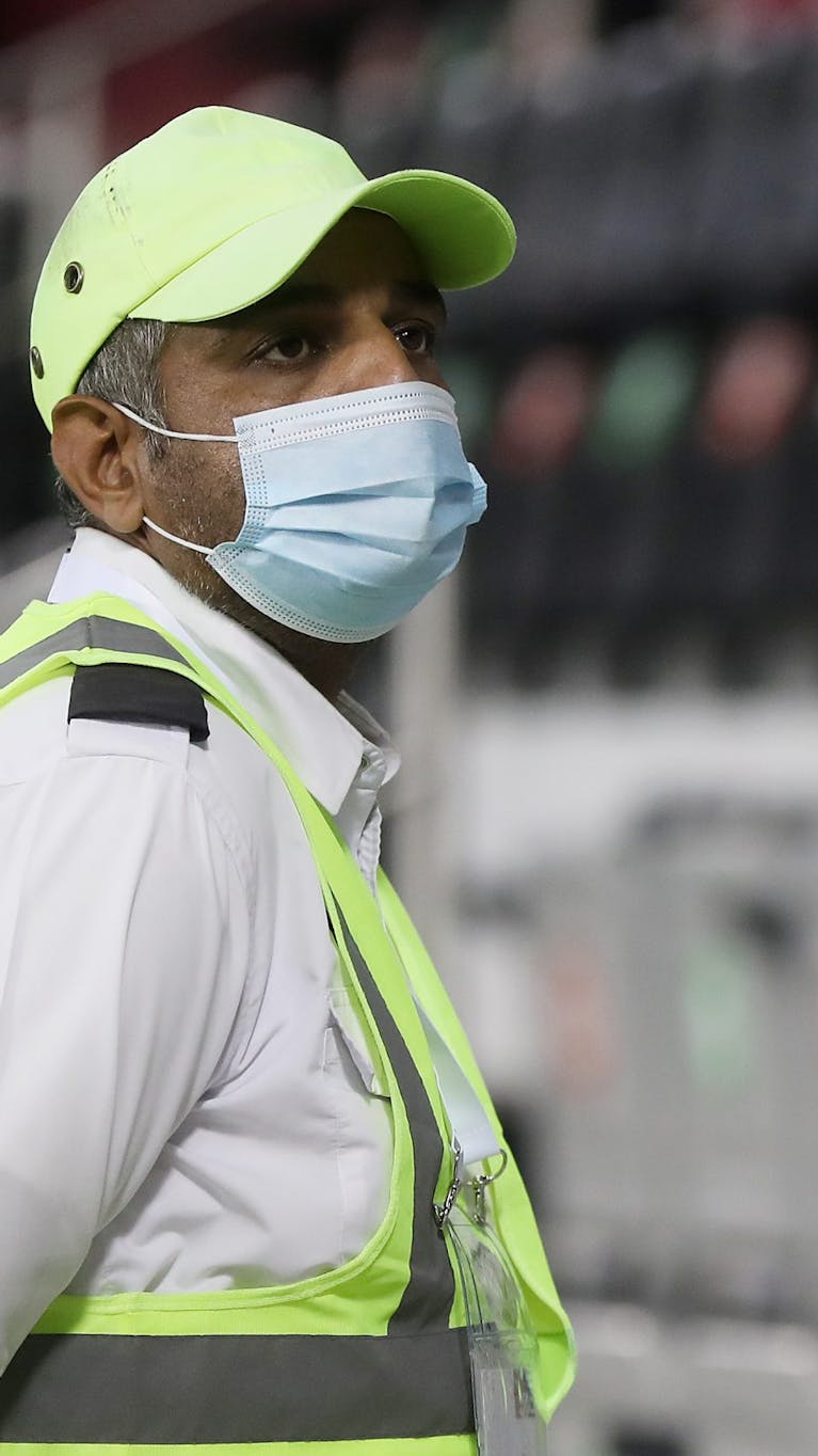 In Qatar werken beveiligers onder omstandigheden die gelijkstaan aan dwangarbeid. Dat komt ook voor bij projecten die te maken hebben met het Wereldkampioenschap voetbal dat er dit jaar plaatsvindt.