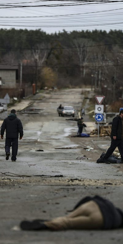 Nadat de Russische troepen op 2 april 2022 de Oekraïense stad Boetsja hebben verlaten, blijven lichamen van dode mensen in burgerkleding achter in de straten