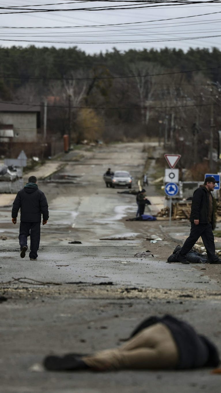 Nadat de Russische troepen op 2 april 2022 de Oekraïense stad Boetsja hebben verlaten, blijven lichamen van dode mensen in burgerkleding achter in de straten