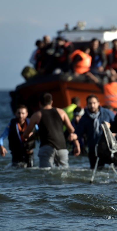 Vluchtelingen en migranten komen aan op het Griekse eiland Lesbos, nadat ze vanuit Turkije de Egeïsche Zee zijn overgestoken.