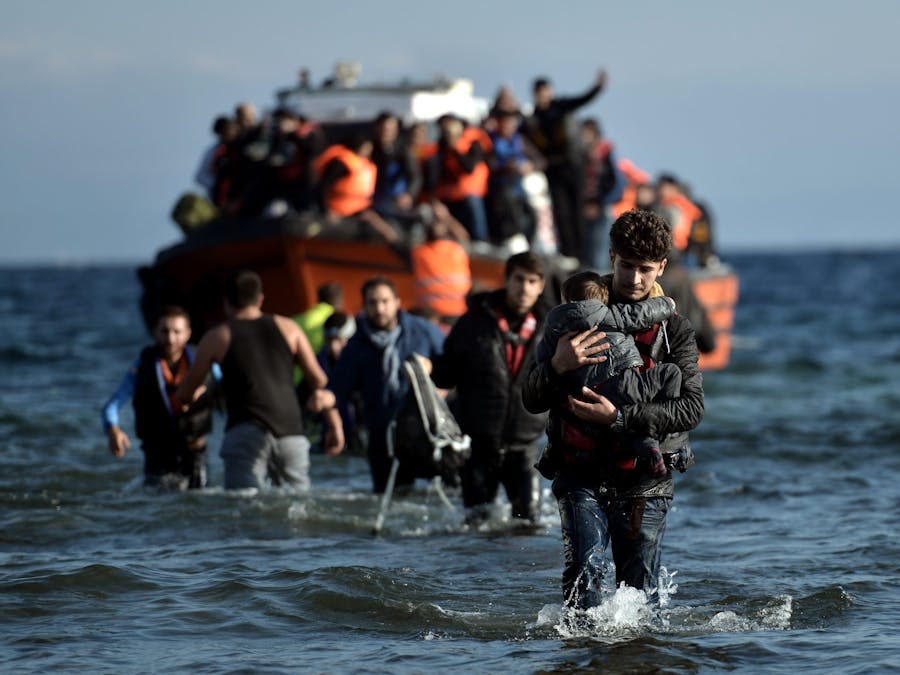 Vluchtelingen en migranten komen aan op het Griekse eiland Lesbos, nadat ze vanuit Turkije de Egeïsche Zee zijn overgestoken.