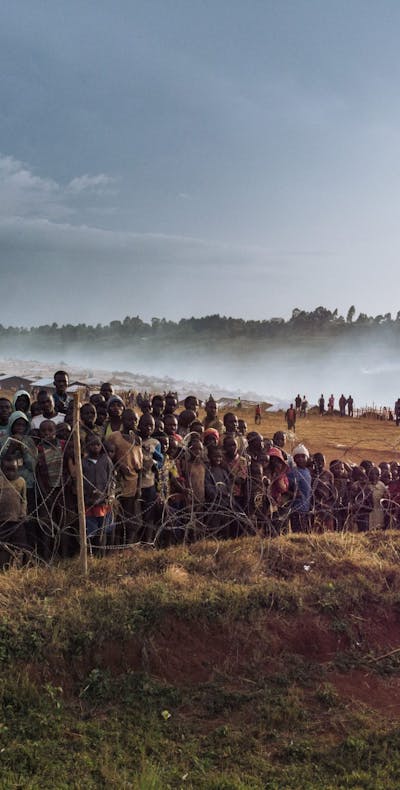 Tientallen ontheemden bij het hek van de basis van Monusco (de VN-missie in Congo), december 2021.