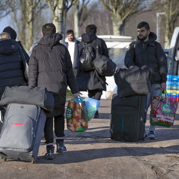 Vluchtelingen komen aan bij aanmeldcentrum Ter Apel