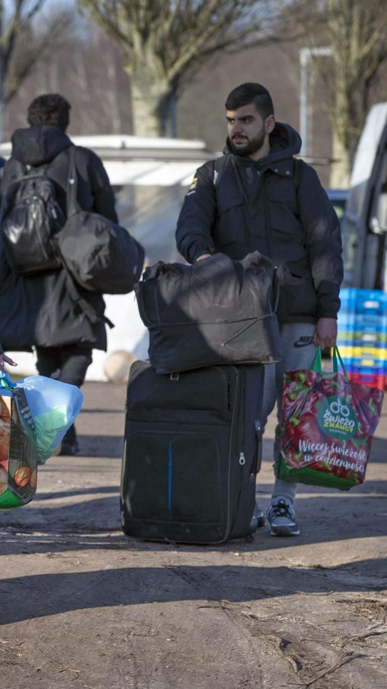 Vluchtelingen komen aan bij aanmeldcentrum Ter Apel