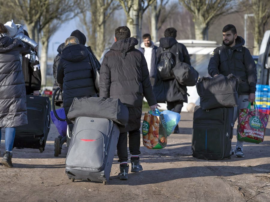 Vluchtelingen komen aan bij aanmeldcentrum Ter Apel