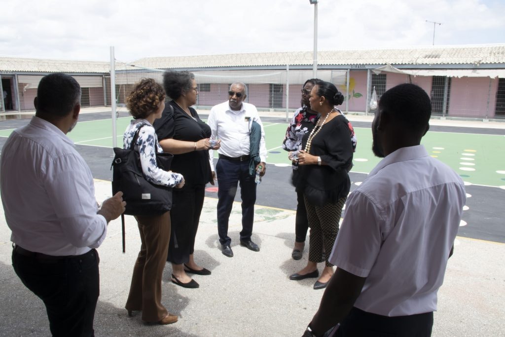 Amnesty bezoekt de vreemdelingenbarakken op Curaçao