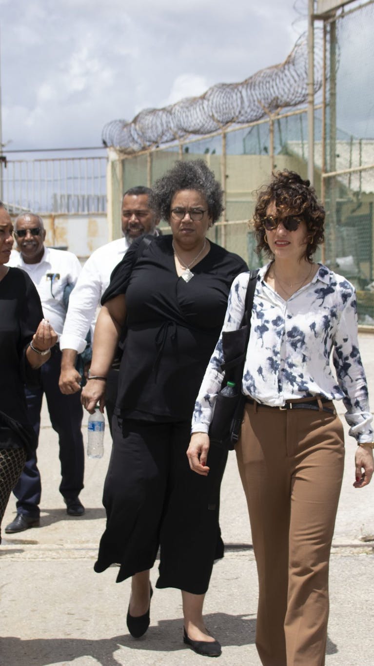 Amnesty bezoekt de vreemdelingenbarakken in Curaçao