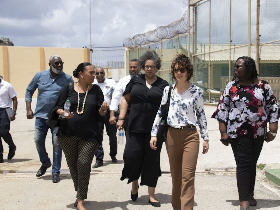 Amnesty bezoekt de vreemdelingenbarakken in Curaçao