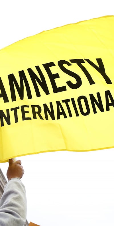 Vlag met het logo van Amnesty International