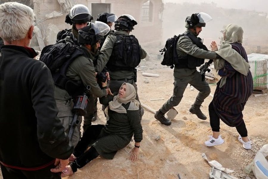 Palestijnen worden door Israëlische veiligheidstroepen tegengehouden terwijl ze proberen de sloop van hun huis te stoppen