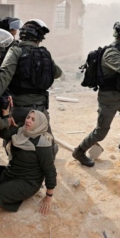 Palestijnen worden door Israëlische veiligheidstroepen tegengehouden terwijl ze proberen de sloop van hun huis te stoppen