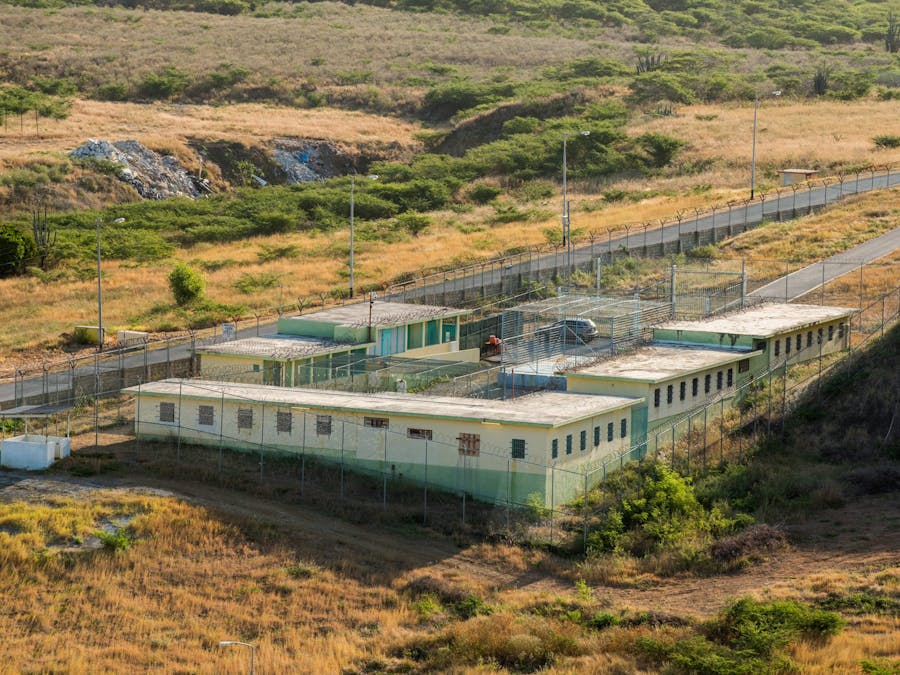 Het Sentro di Detenshon i Korekshon Kòrsou (SDKK) in Willemstad, Curaçao, met de vreemdelingenbarakken waar vluchtelingen en asielzoekers in worden opgesloten.