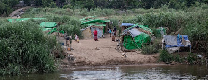 Vluchtelingen uit Myanmar aan de Moei-rivier op de Thaise grens