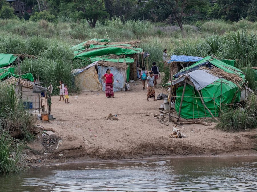 Vluchtelingen uit Myanmar aan de Moei-rivier op de Thaise grens