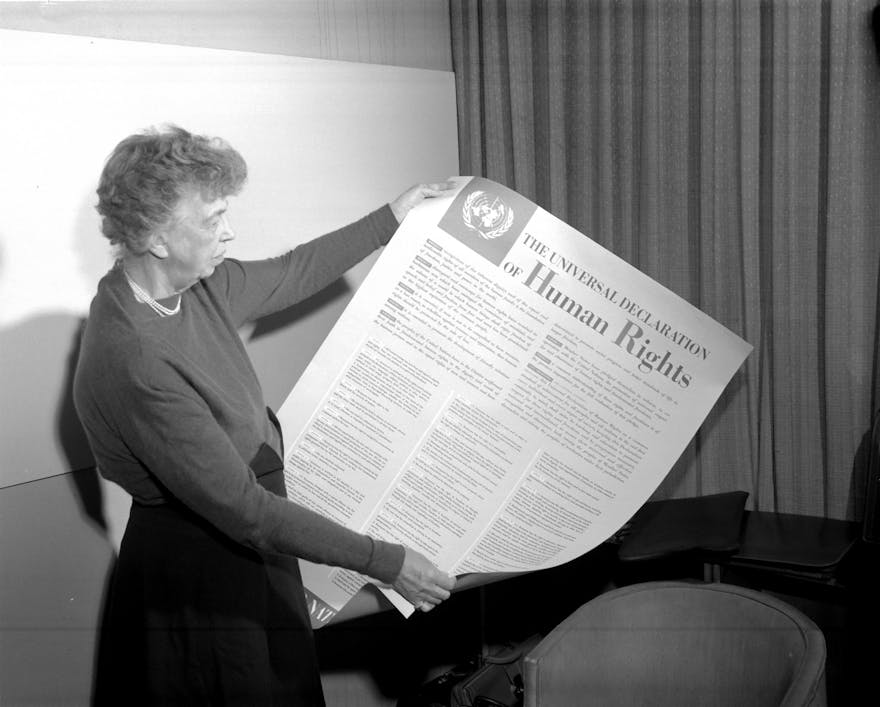 Eleanor Roosevelt met een poster met de Universele Verklaring van de Rechten van de Mens.