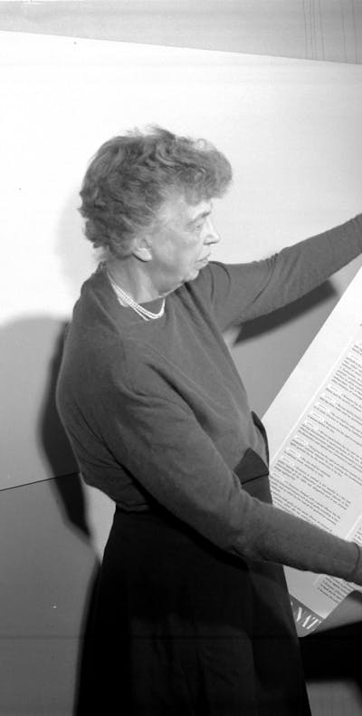 Eleanor Roosevelt met een poster met de Universele Verklaring van de Rechten van de Mens.