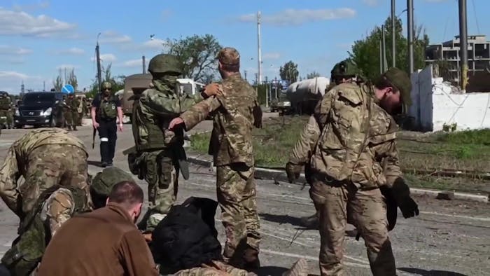 Oekraïense soldaten worden geëvacueerd uit de Azovstal-fabriek in Marioepol