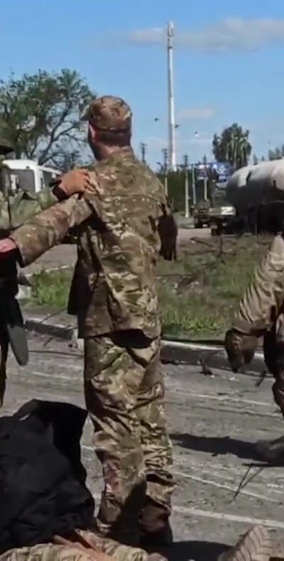 Oekraïense soldaten worden geëvacueerd uit de Azovstal-fabriek in Marioepol