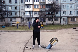 Al vanaf het begin van de oorlog treffen Russische raketten woonwijken, zoals deze onontplofte raket in de stad Mykolajiv.