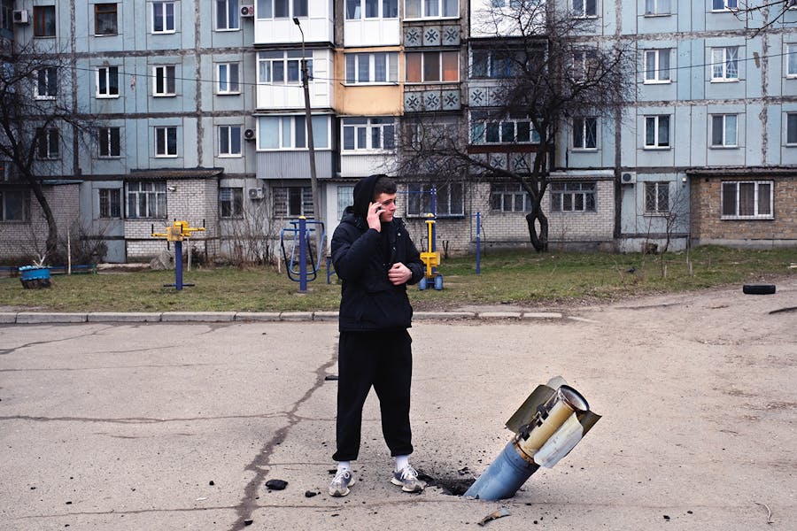 Al vanaf het begin van de oorlog treffen Russische raketten woonwijken, zoals deze onontplofte raket in de stad Mykolajiv.